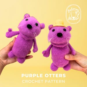 Op de afbeelding: Twee gehaakte paarse otter knuffels met zwarte ogen en neuzen, witte snorharen en één met een klein geel hoedje. De tekst luidt PURPLE OTTERS CROCHET PATTERN en Baloney Salami in een wit ovaal logo op een gele achtergrond.