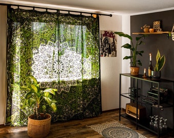 Puede incluir: Una sala de estar con una cortina de patrón verde y negro, un suelo de madera, una estantería de metal negro con varios artículos y una planta en maceta.
