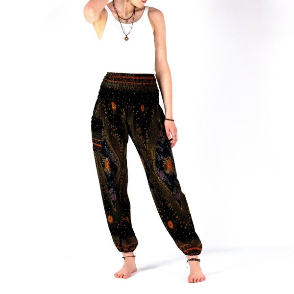 Pantalones harén con patrón oriental en negro y dorado, pantalones Aladdin aireados hechos de viscosa suave, pantalones casuales de Tailandia, comercio justo, vegano