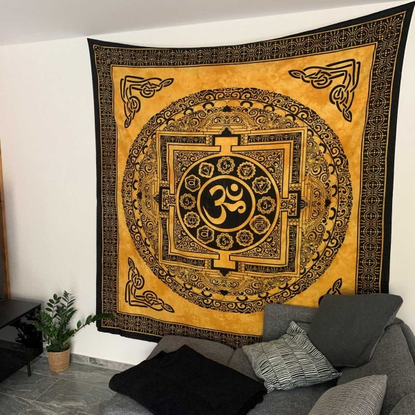 Wandteppich gelb mit Om Zeichen - Wandtuch mit sieben chakra und AUM Symbol - indischer Wandbehang aus fairem Handel