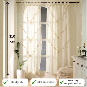 Könnte beinhalten: Cremefarbene Vorhänge mit geometrischem Quastenmuster. Die Vorhänge sind 210 cm lang und bestehen aus 100 % Baumwolle. Der Text auf dem Bild lautet "Handgenäht" und "für große Fenster".