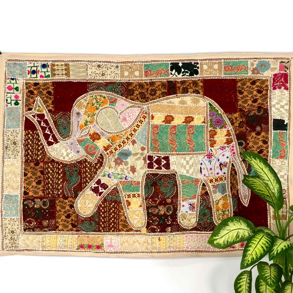 Tapisserie avec éléphant en blanc crème et rouge - Tenture murale en patchwork indien, faite à la main et équitable, en tissu recyclé