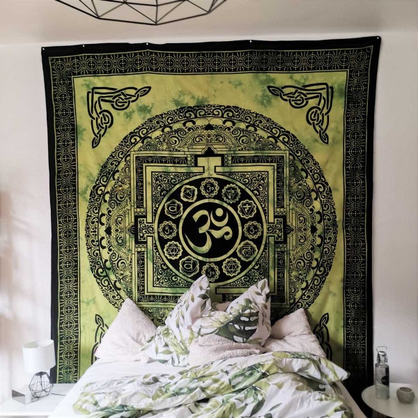 Wandtuch Om Zeichen grün indischer Wandbehang mit Ohm und chakra Zeichen wandteppich aus Baumwolle in batik vegan fair gehandelt