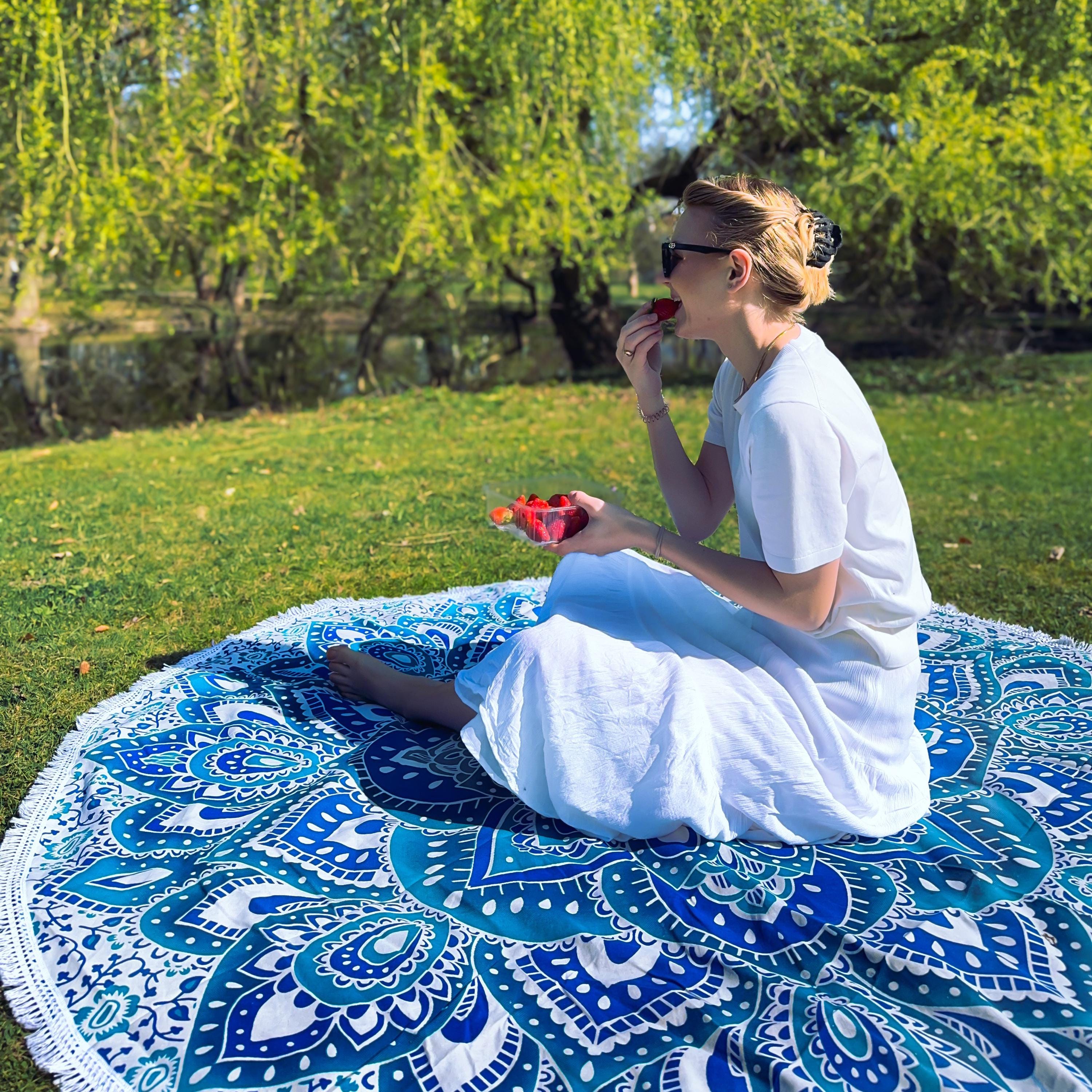 Indian Mandala roundie beachtowel round lotus flower blue white with fringe 185 cm fair and vegan 100% cotton Karmandala Tapestry