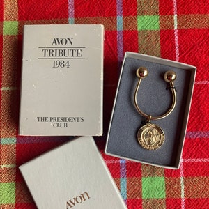 NIB Vintage Avon President&#39;s Club 1984 Goldtone Keychain