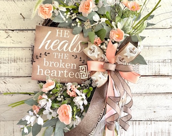 Corona "Él sana los corazones rotos", decoración cristiana, regalo de duelo, corona para puerta XL, decoración color melocotón y crema, decoración rústica, decoración de pared, vid.