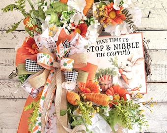 Corona de vid primaveral para la puerta principal, corona de conejito y zanahoria, decoración de casa de campo, corona de Pascua, decoración de pared, decoración caprichosa, decoración de granja