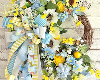 Corona de primavera/verano en azul bebé y amarillo, corona para puerta de entrada, decoración de cabaña, corona de limón y girasol, decoración de pared, corona de mariposa y vid.