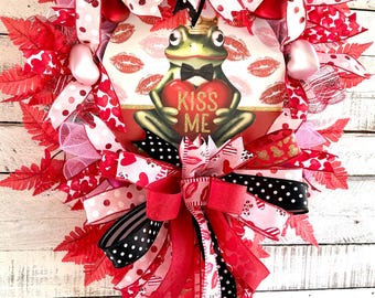 Corona de San Valentín, regalo de amor, decoración vintage, corona de puerta, corona de rana, decoración de pared, corona "Bésame", decoración retro, decoración caprichosa, corona de malla