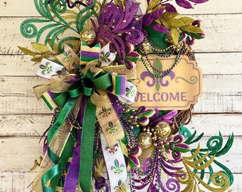Corona de Mardi Gras, decoración glamurosa de carnaval, decoración de Nueva Orleans, corona XXL para puerta de entrada, corona de flor de lis, corona de cuentas y adornos, morado, verde y dorado.