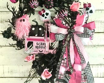 Corona de Halloween rosa y negra, temática de películas de terror, decoración retro, corona de ramitas con purpurina negra, decoración de fiestas, corona para puerta, decoración de pared.