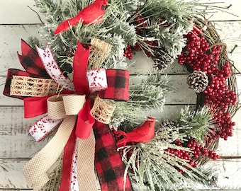 Corona de parra invernal, corona de pino escarchado y bayas rojas, decoración rústica, decoración de cabaña, corona de cardenales, corona para puerta principal, corona navideña