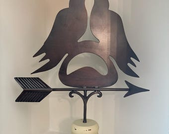 Señal de flecha decorativa con par de pájaros