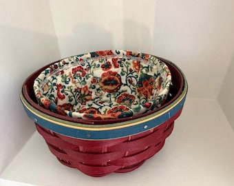 Cesta roja Longaberger con forro floral