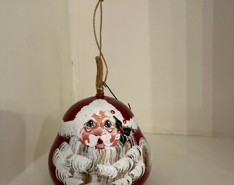 Adorno navideño folclórico primitivo de calabaza con forma de Papá Noel pintado a mano
