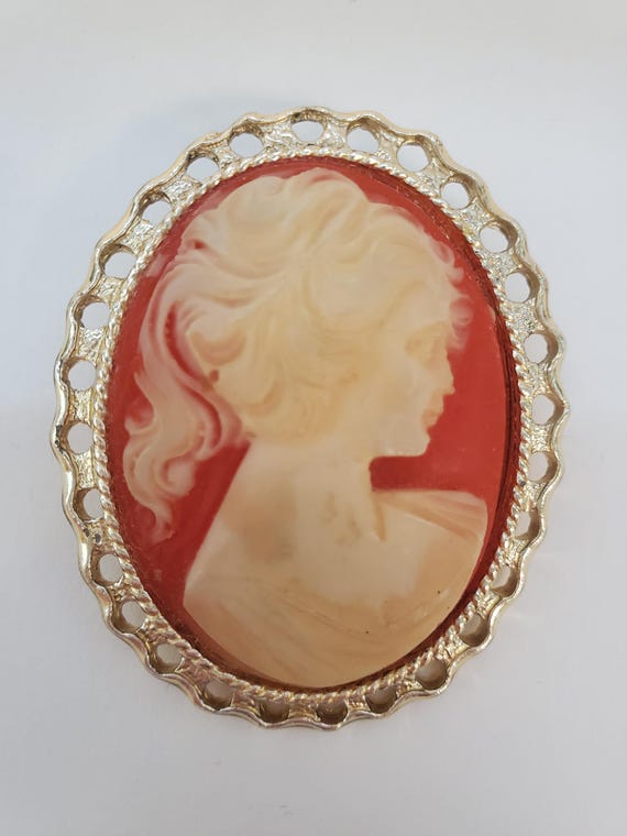Broche Ancienne Camée En Porcelaine - Profil De Femme, Tons Bleus, Métal Laiton - Occasion