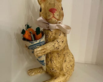 Figura vintage de conejito de Pascua de papel maché