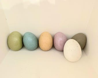 Huevos de Pascua de madera moteada
