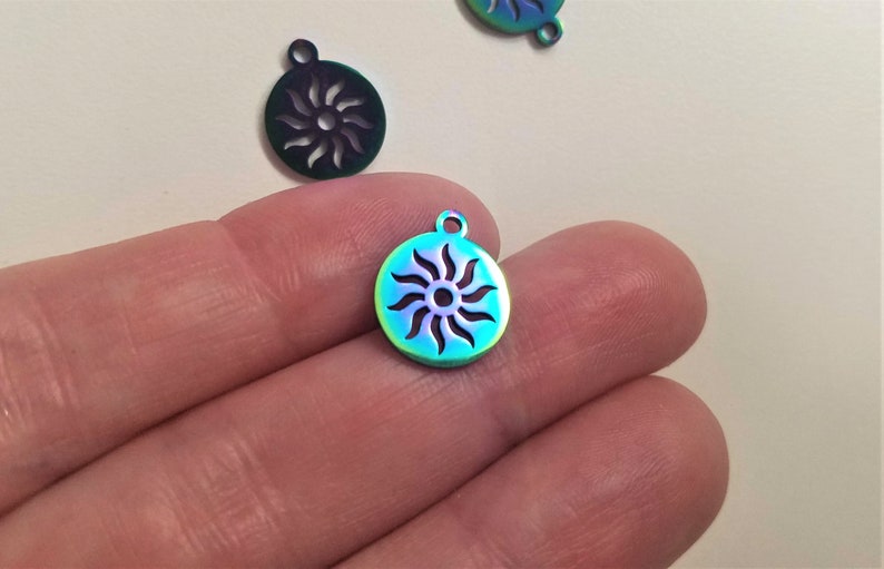 1 pc #12 Multi-color Sun Embellishment Oil Slick Sunshine Charms Filigree Hippy Love Jewelry Sun Pendant Charm Stainless Steel