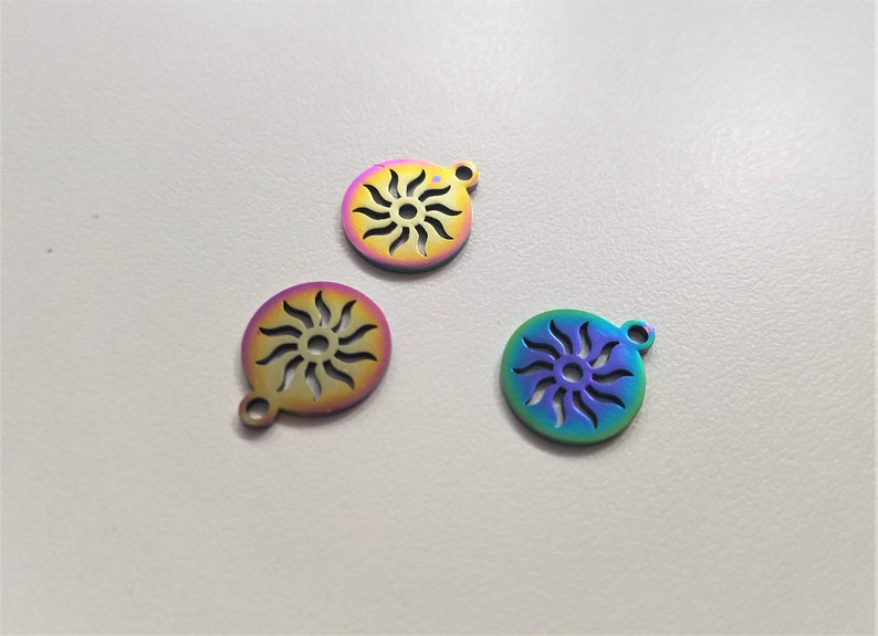 1 pc #12 Multi-color Sun Embellishment Oil Slick Sunshine Charms Filigree Hippy Love Jewelry Sun Pendant Charm Stainless Steel