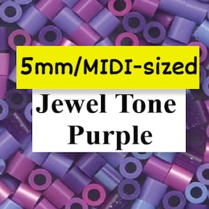 Puede incluir: Un surtido de cuentas moradas de 5 mm, tama&ntilde;o MIDI. El texto indica "Jewel Tone Purple". Estas cuentas cil&iacute;ndricas, con un agujero central, son adecuadas para manualidades y la fabricaci&oacute;n de joyas.
