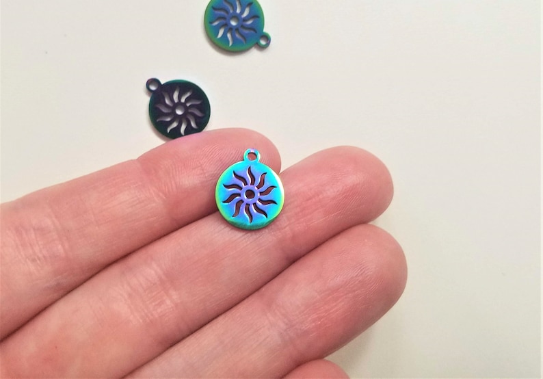 1 pc #12 Multi-color Sun Embellishment Oil Slick Sunshine Charms Filigree Hippy Love Jewelry Sun Pendant Charm Stainless Steel