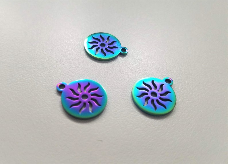 1 pc #12 Multi-color Sun Embellishment Oil Slick Sunshine Charms Filigree Hippy Love Jewelry Sun Pendant Charm Stainless Steel