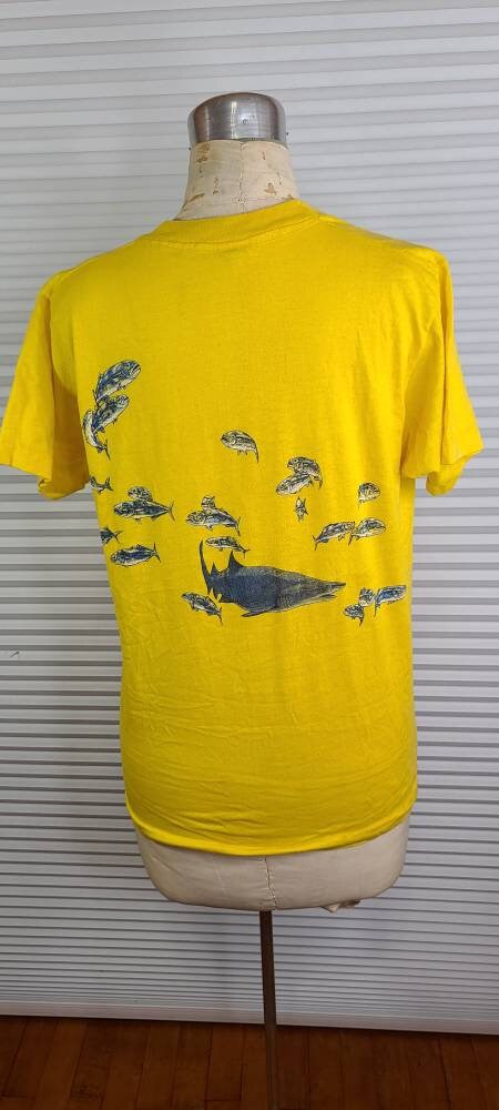 Penn Reels Medium Single Stitch Screen Stars Best Shark Chasing Their Pray. Rare  T-shirt. High End Fishing Brand. Made in USA. 