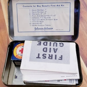 Kit di pronto soccorso antico Johnson and Johnson dei Boy Scouts del 1941. Un pezzo di storia hippy.