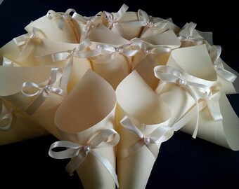 Wedding Confetti Cones / Wedding petal cones Confetti / Party Guests Paper cones/ Paper cones for wedding flowers/Cones for Confetti