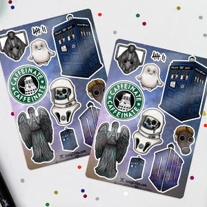 Puede incluir: Dos hojas de pegatinas con ilustraciones temáticas de Doctor Who. Los diseños incluyen el TARDIS, un Dalek, un Ángel Llorón y una calavera con traje espacial. Cada hoja también tiene un logotipo de "Caffeinate".