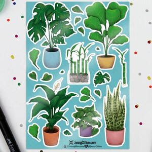 Puede incluir: Una hoja de pegatinas con ilustraciones de plantas en macetas, como una monstera y una sansevieria, en diferentes macetas. Las macetas son azules, amarillas, naranjas, rosas y moradas. El fondo es azul claro, con el texto "JennyCitino.com".