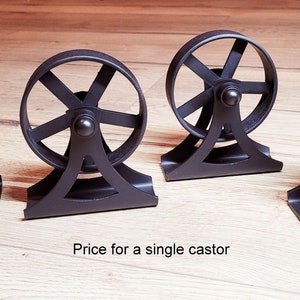 Pode incluir: Quatro rodízios industriais de metal preto com um design de roda decorativo. Preço para um único rodízio.
