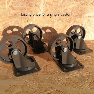 Może przedstawiać: Cztery ciemnoszare metalowe kółka obrotowe z kwadratową podstawą. Cena za pojedyncze kółko.