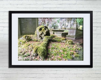 Lápida de cráneo gótico en cementerio - Impresión de bellas artes enmarcada / sin enmarcar (Exploración urbana y lugares abandonados Fotografía Urbex Wall Art)
