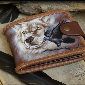 Lobo e Corvo. Carteira em pele castanha com desenho à mão. Presente personalizado personalizado. Totalmente feito à mão. Dobra dupla, tripla.