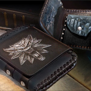Cartera de piel hecha a mano 'The Witcher'. Medallón de Witcher, Cartera de lobo. Cartera negra para hombre, hecha a mano en piel auténtica. Envase de regalo.
