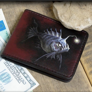 Poisson effrayant, oeuvre d'art de monstre des grands fonds sur portefeuille en cuir plat, baudroie prédateur, diable de mer, style gothique, dessin d'auteur, peinture acrylique