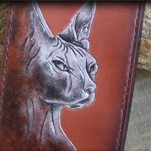 Lederne Brieftasche, Sphynx Katzenportrait, Eiserne Katze, Handgemachte schlanke Brieftasche aus Leder, Alle Stiche handgefertigt, Ukrainischer Verkäufer
