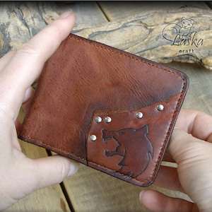 Carteira de couro feita à mão "The Witcher". Carteira marrom compacta e fina. A carteira masculina é envelhecida artificialmente.