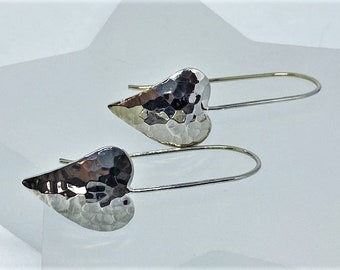 Boucles d'oreilles pendantes contemporaines en argent sterling martelées en forme de cœur