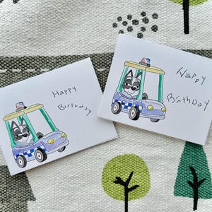 Cartão de felicitações em aquarela azul Disney Muffin Heeler Carro de polícia pulou o sono Parabéns de aniversário