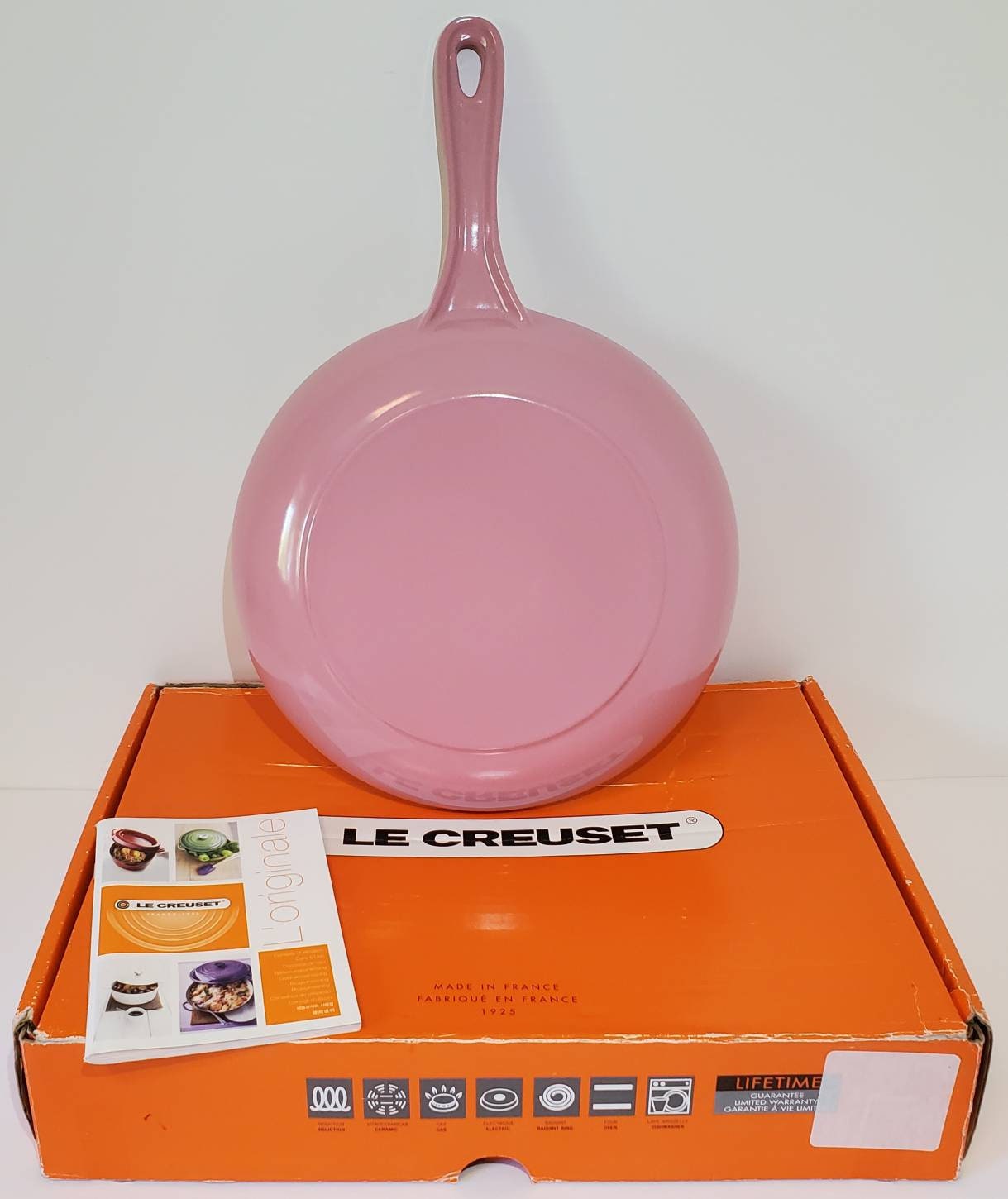 Le Creuset Skillet RARE ROSE PINK New W/ Box 9.5 Omelet Pan 24 Enameled Cast  Iron Shipping Included 