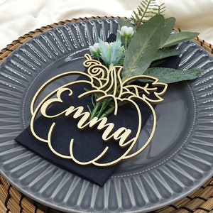 Benutzerdefinierte Thanksgiving-Namensschilder, benutzerdefinierte Kürbis-Tischkarten, personalisiertes Abendessen-Gedeck, hölzerne Eskortkarten, Herbsttischdekor