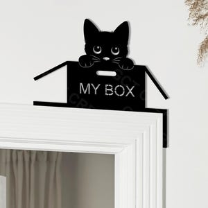 箱から覗くかわいい猫の装飾 - 木製のドア枠のアクセント