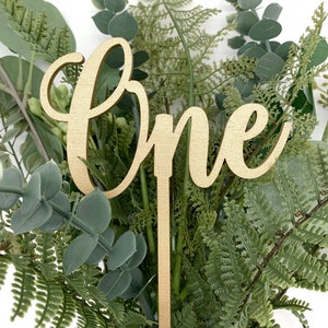 Houten tafelnummers op stok, 1-10, 1-20 of 1-30 Rustiek houten bruiloftsdecor, aangepaste bruiloft tafelnummers, elegante tafeldecoratie