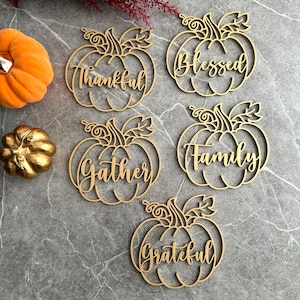 SET von 5 Thanksgiving-Tischkarten, benutzerdefinierte Kürbis-Tischkarten, personalisiertes Abendessen-Gedeck, hölzerne Begleitkarten, Herbsttischdekor