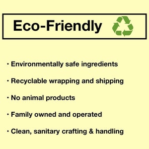 K&ouml;nnte beinhalten: Ein Schild mit den Worten "Eco-Friendly" in schwarzer Schrift und einem gr&uuml;nen Recycling-Symbol. Das Schild listet umweltfreundliche Inhaltsstoffe, recycelbare Verpackungen, keine tierischen Produkte, Familienbesitz und saubere Herstellung auf.