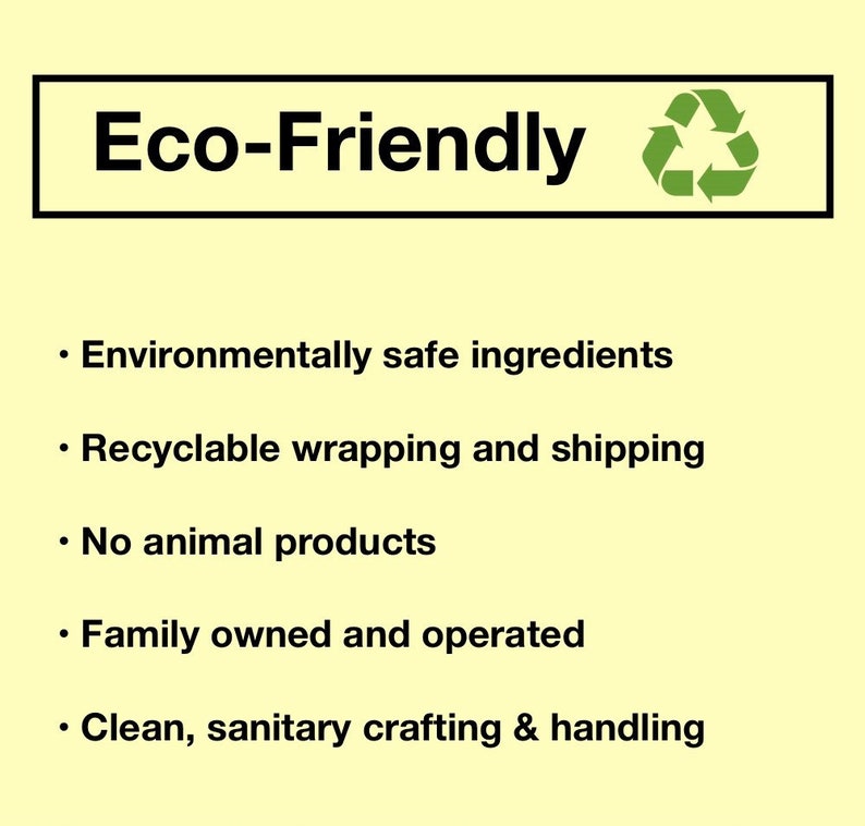 K&ouml;nnte beinhalten: Ein Schild mit den Worten "Eco-Friendly" in schwarzer Schrift und einem gr&uuml;nen Recycling-Symbol. Das Schild listet umweltfreundliche Inhaltsstoffe, recycelbare Verpackungen, keine tierischen Produkte, Familienbesitz und saubere Herstellung auf.