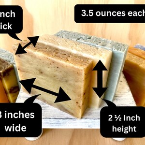 K&ouml;nnte beinhalten: Verschiedene handgemachte Seifenst&uuml;cke, jedes wiegt etwa 99 Gramm. Die Seifen sind 7,6 cm breit, 6,35 cm hoch und 1,9 cm dick. Die Seifen sind in Beige-, Braun-, Gelb-, Blau- und Gr&uuml;nt&ouml;nen gehalten.